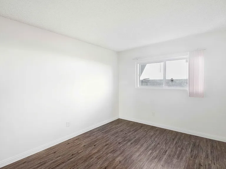 1847 Winona Blvd — Photo 17