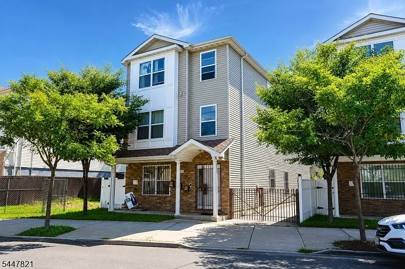 3 bed, 2.0 bath, $2,700 — Photo 1