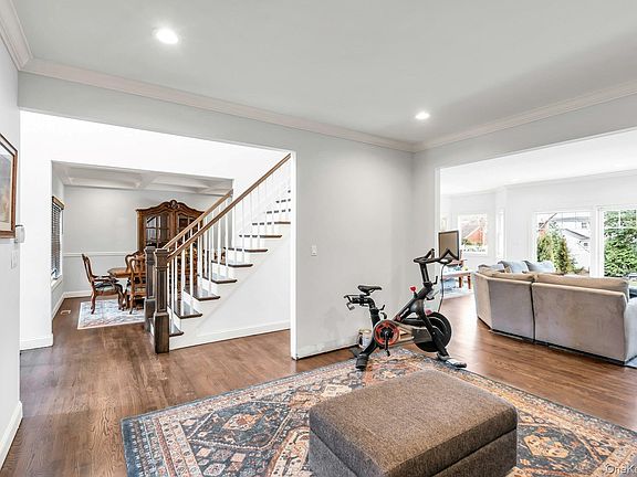 5th image of 10 Beverly Road