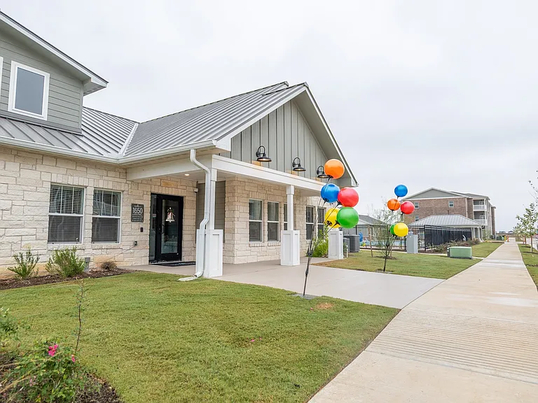 Whispering Pointe Apartments — Photo 24