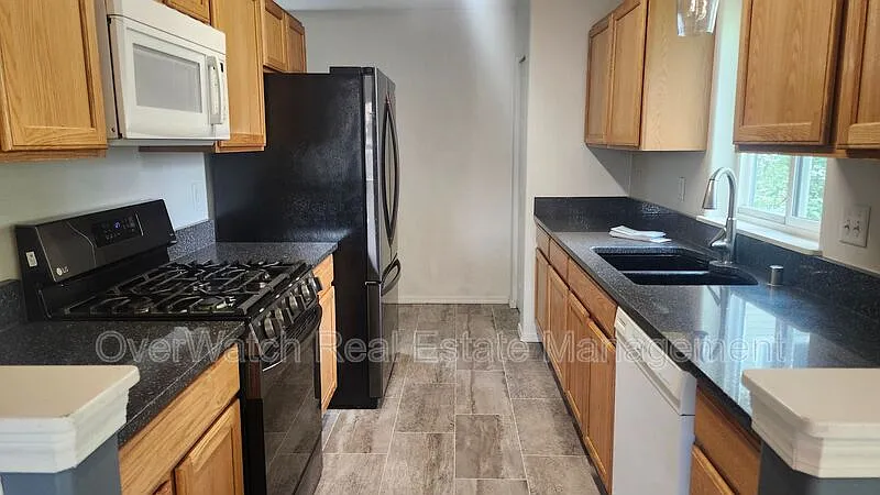 3 bed, 1.5 bath, 1458 sqft, $2,400 — Photo 4