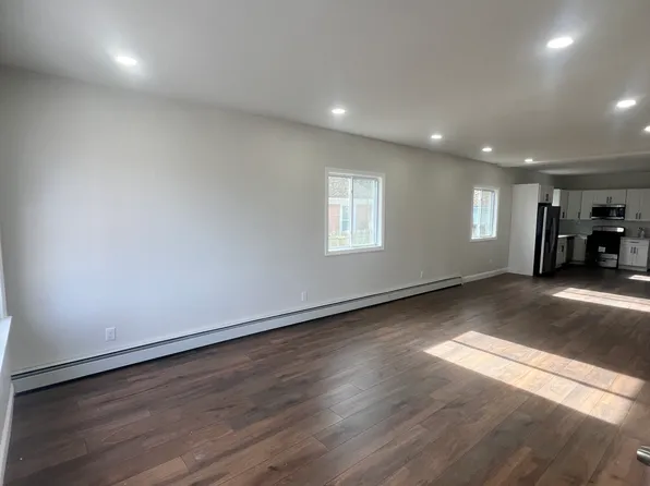 (undisclosed Address), Bay Shore, NY 11706