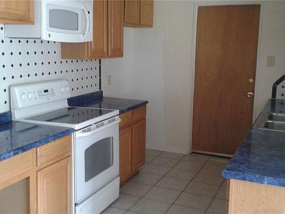 3rd image of 4222 Hamlin Dr
