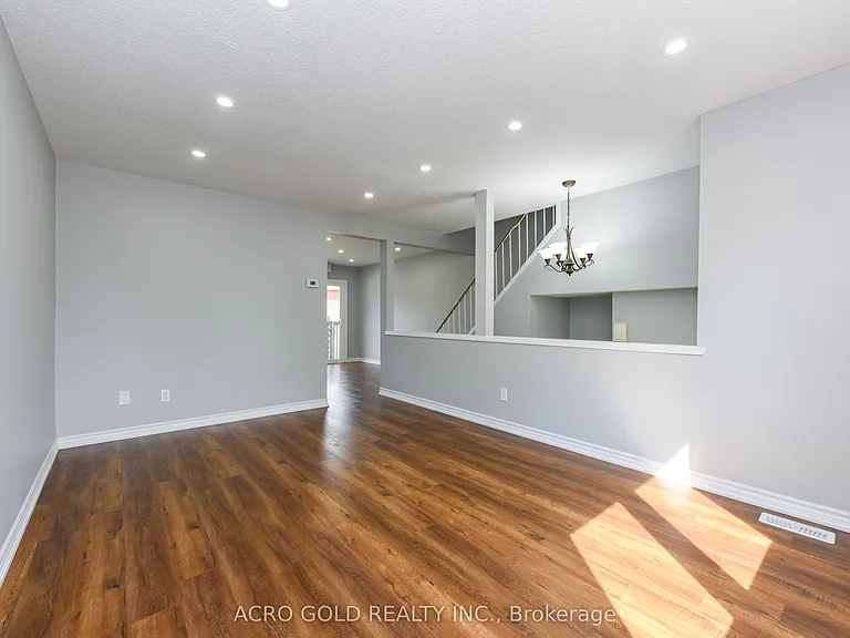 19 Hoskins Sq — Photo 17
