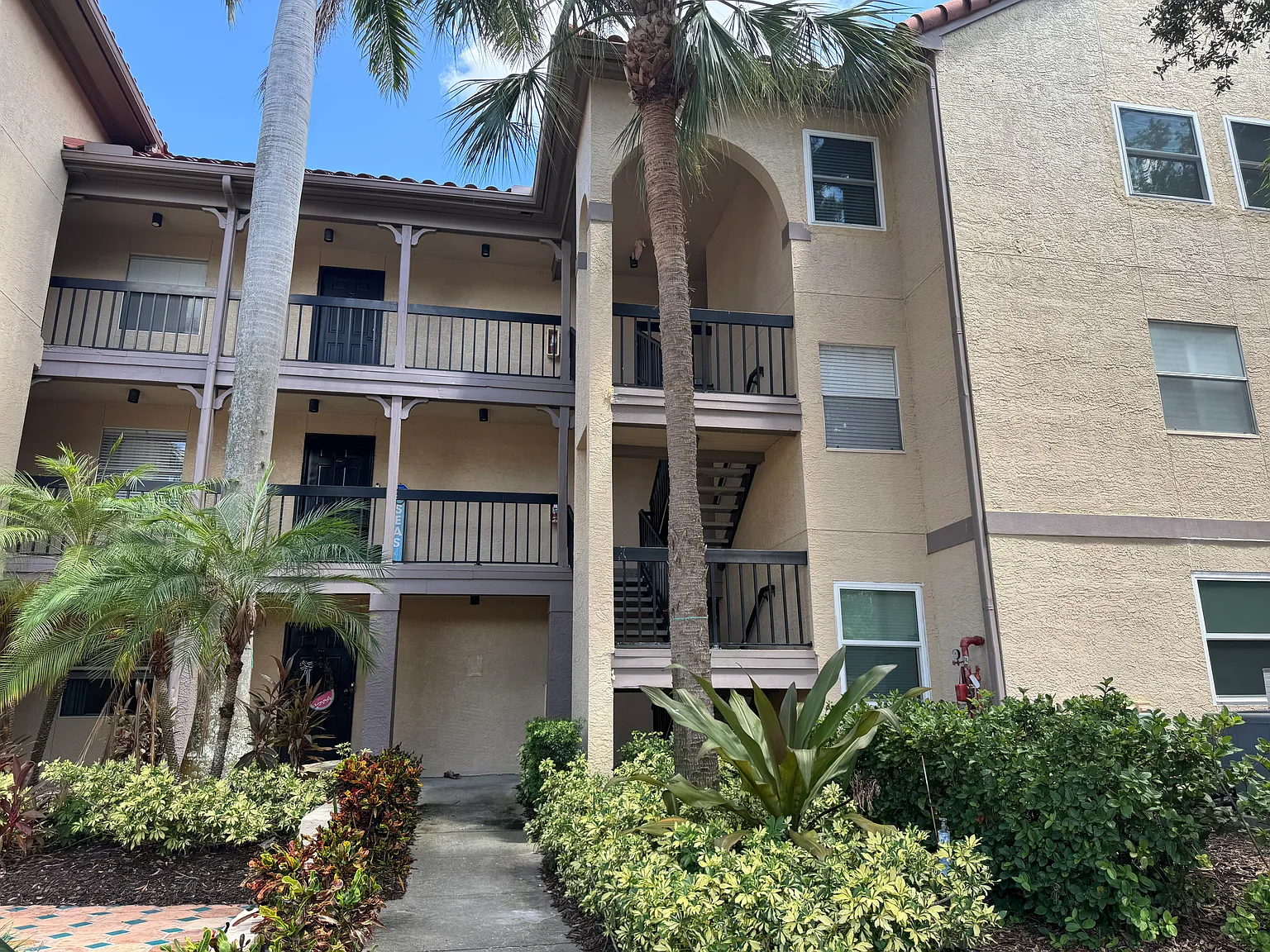 2 bed, 903 sqft, $1,950 — Photo 2