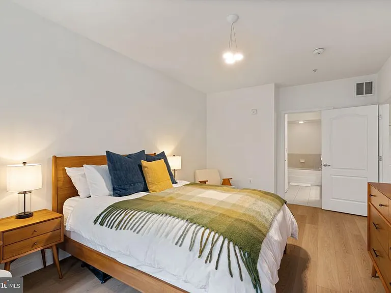 1115 Cameron St #101 — Photo 11