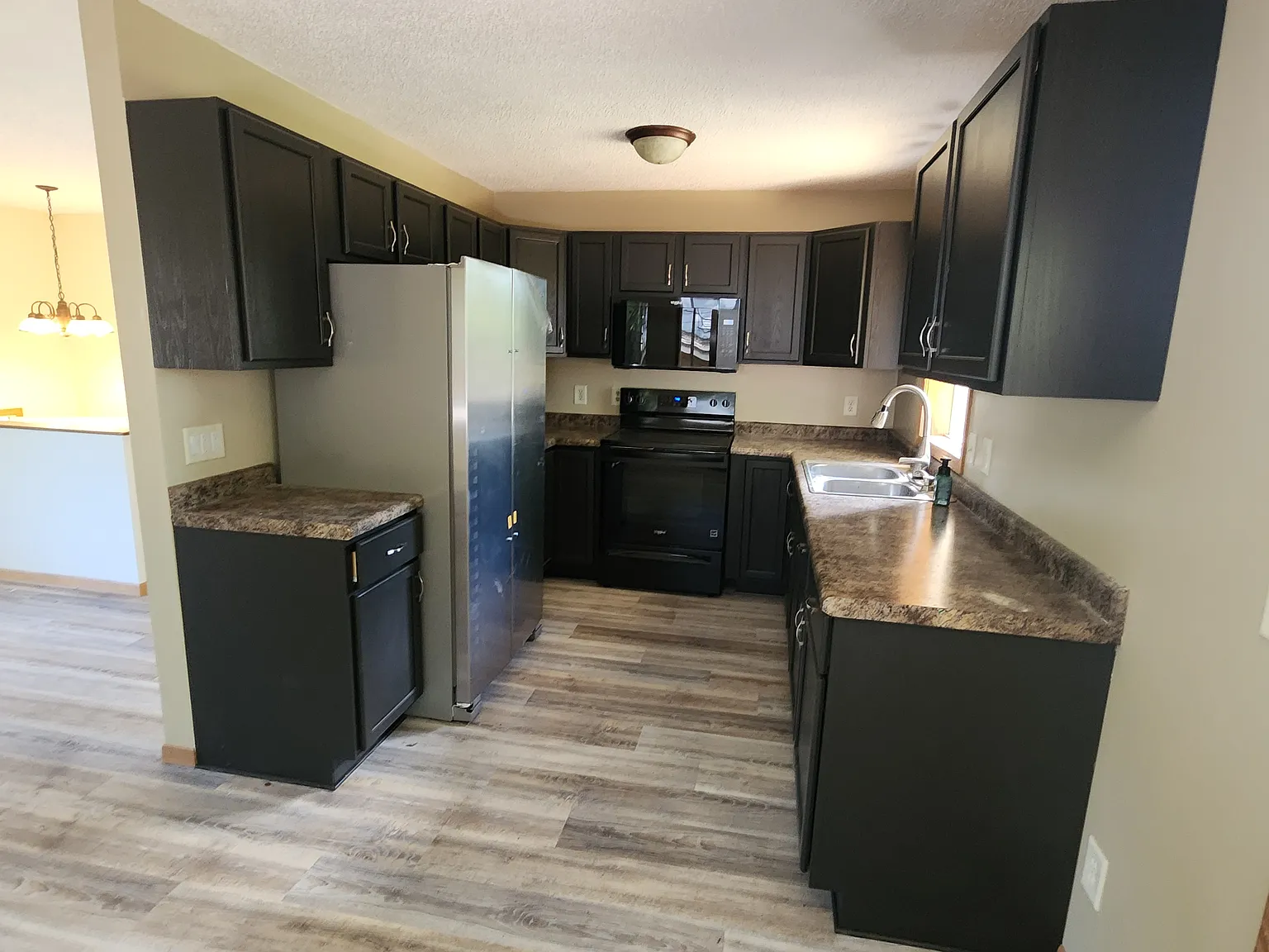 3 bed, 1600 sqft, $2,400 — Photo 2