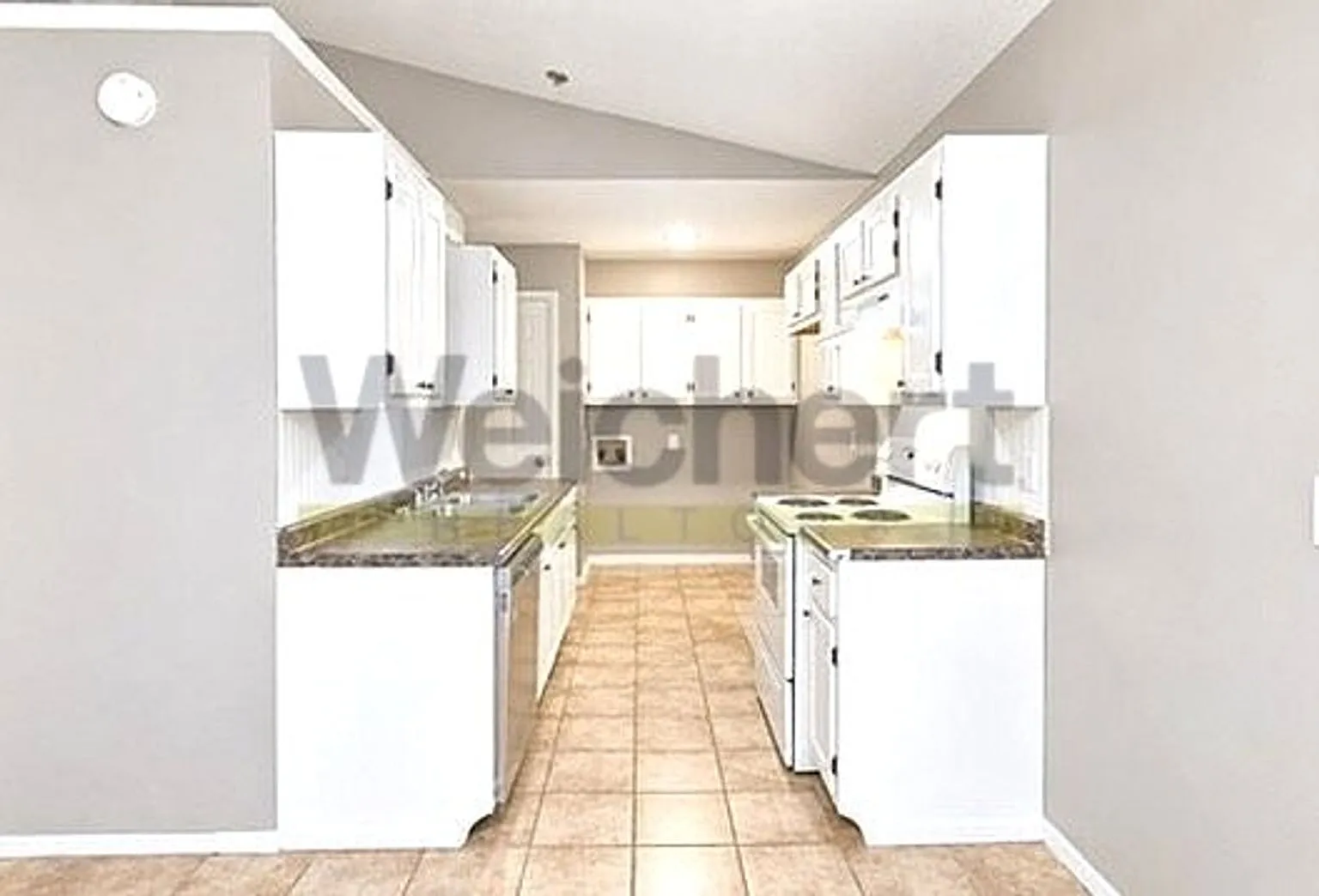 Spacious 4bed/2bath house — Photo 4