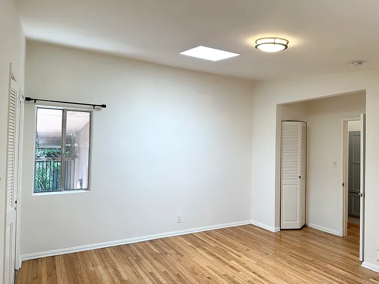 8640 Lookout Mountain Ave — Photo 16