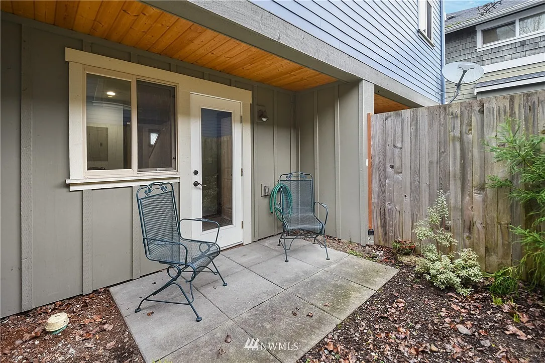 3 bed, 2.5 bath, 1050 sqft, $3,050 — Photo 2