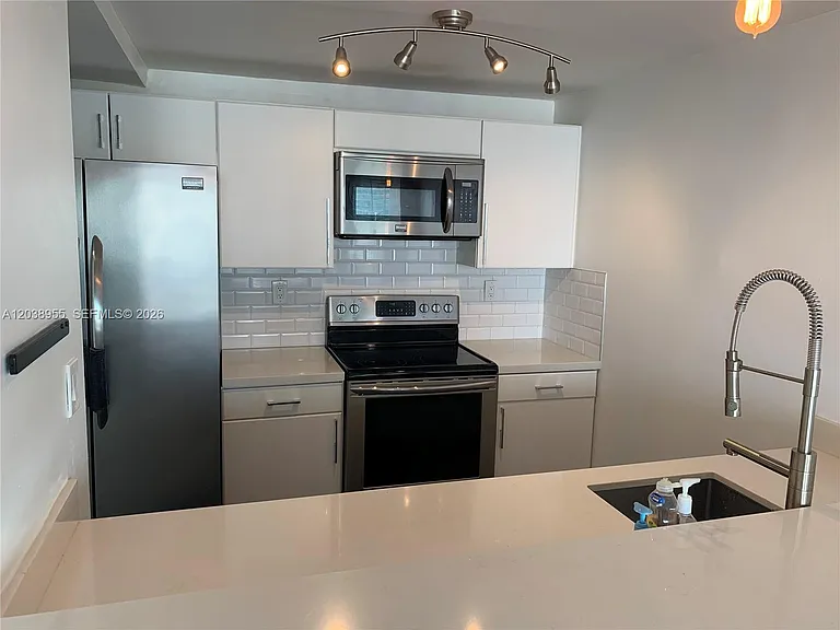 600 NE 36th St #1017 — Photo 2