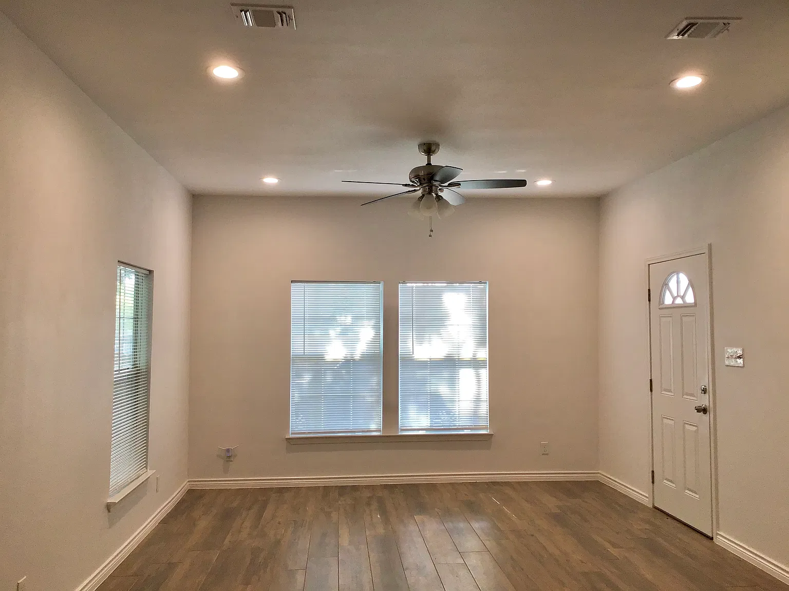 2 bed, 914 sqft, $1,600 — Photo 2