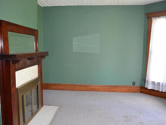 3rd image of 213 W Como Ave