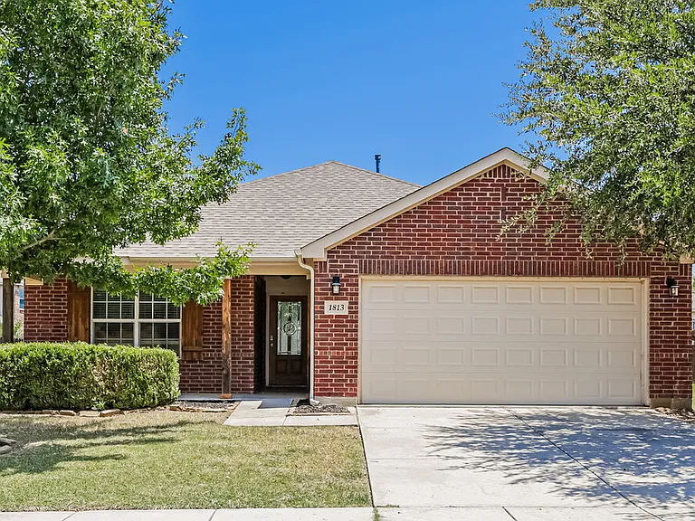 1813 Sparrow Ln — Photo 1