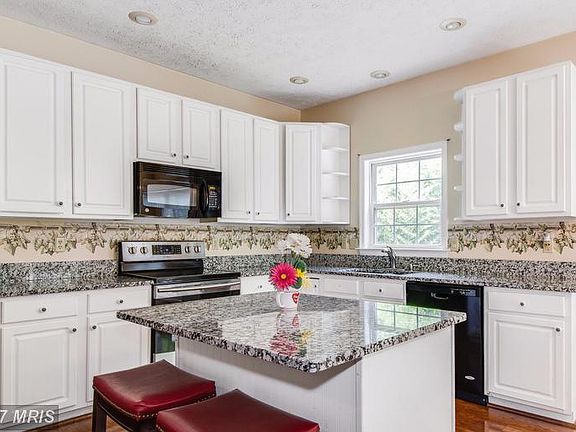 4th image of 115 Settlers Cir