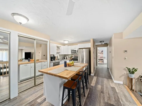 10 Chapman St Unit 206, Weymouth, MA 02189