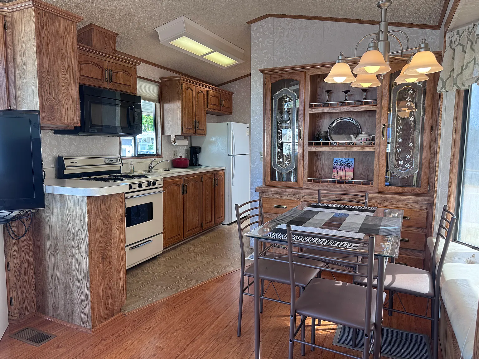 1 bed, 400 sqft, $2,300 — Photo 3