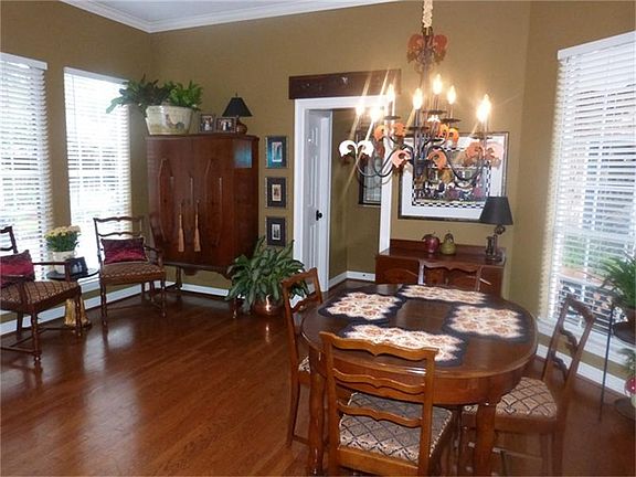 Have a great start to your day by relaxing in the Breakfast Room with your morning coffee and sharing your family meals with loved ones .