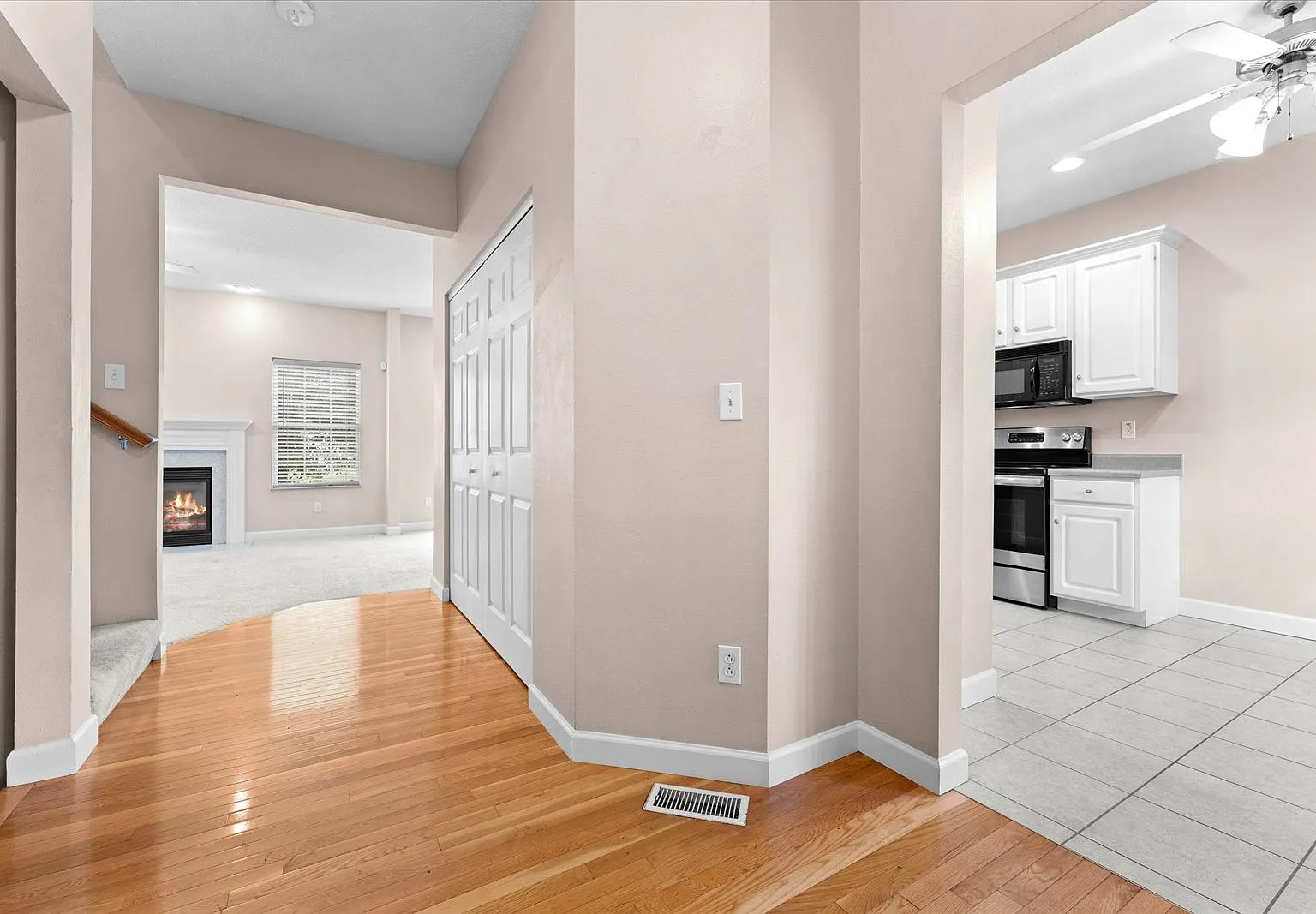 3 bed, 3.5 bath, 2334 sqft, $2,150 — Photo 4