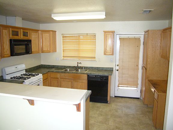 4th image of 211 McDaniel Cir
