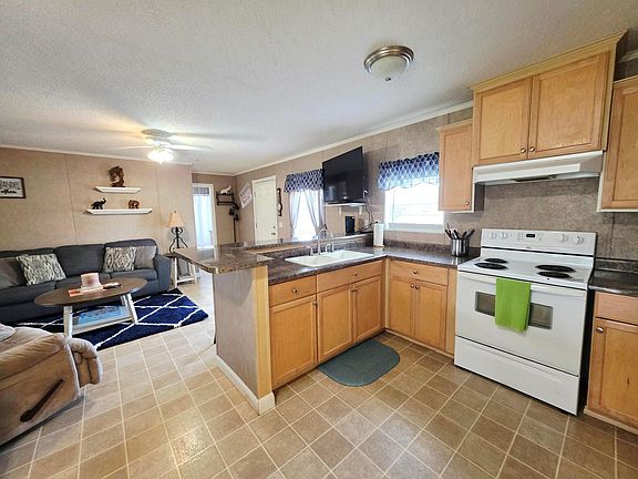 3rd image of 1501 W Lake Dr Drive W