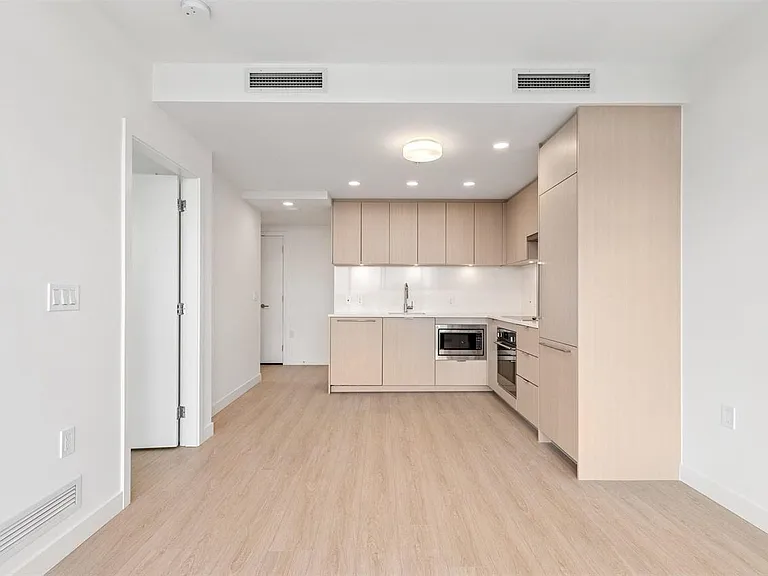13675 107a Ave #1001 — Photo 3