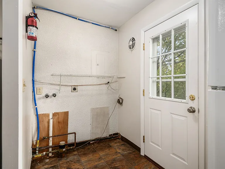990 Kramer Ave — Photo 13
