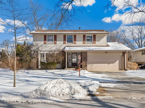 2016 E Woodview Dr, Mount Prospect, IL 60056