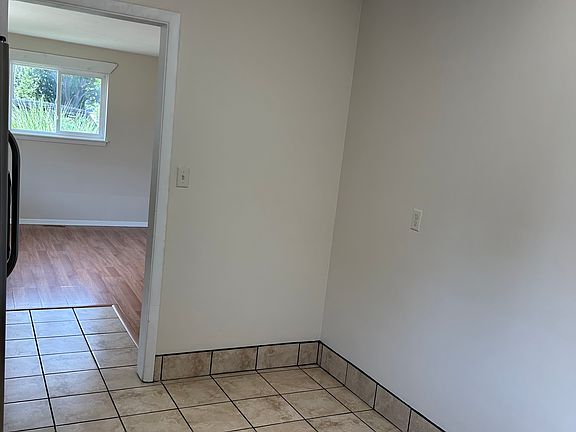 2nd image of 7527-7529 Lakeshore Blvd #7527