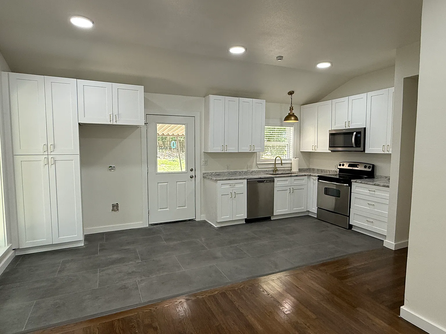 409 Sarah St — Photo 4