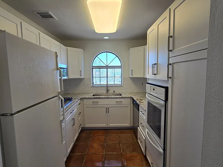 1421 Santa Margarita St #G — Photo 10