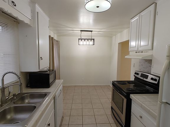 3rd image of 1018 Palomas Dr SE APT B