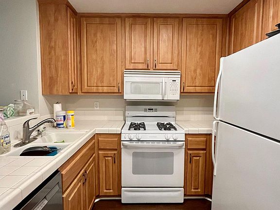 kitchen cabinet - lots of storage space
