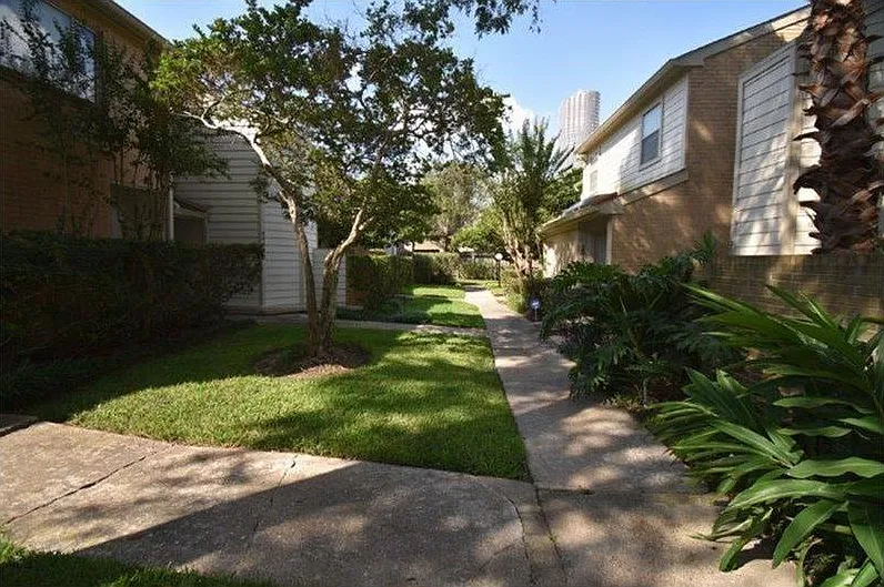 2 bed, 2.5 bath, 1349 sqft, $1,999 — Photo 2