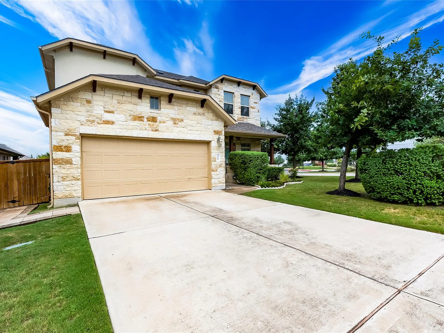 4 bed, 2.5 bath, 2770 sqft, $2,850 — Photo 2