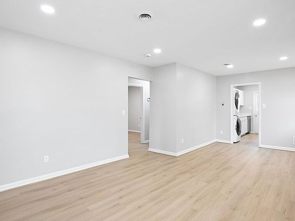5th image of 603 Woodford St