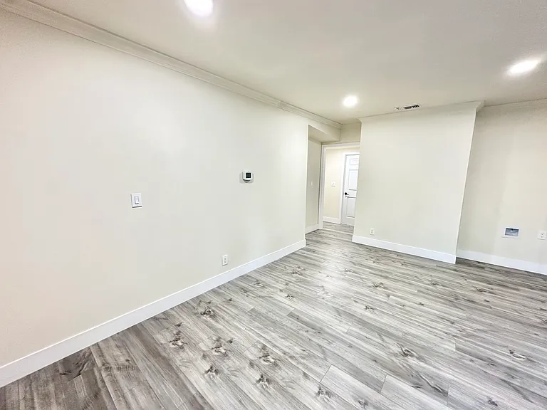 1103 N Maple St — Photo 5
