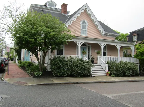 22 Mount Vernon St Unit C, Newport, RI 02840