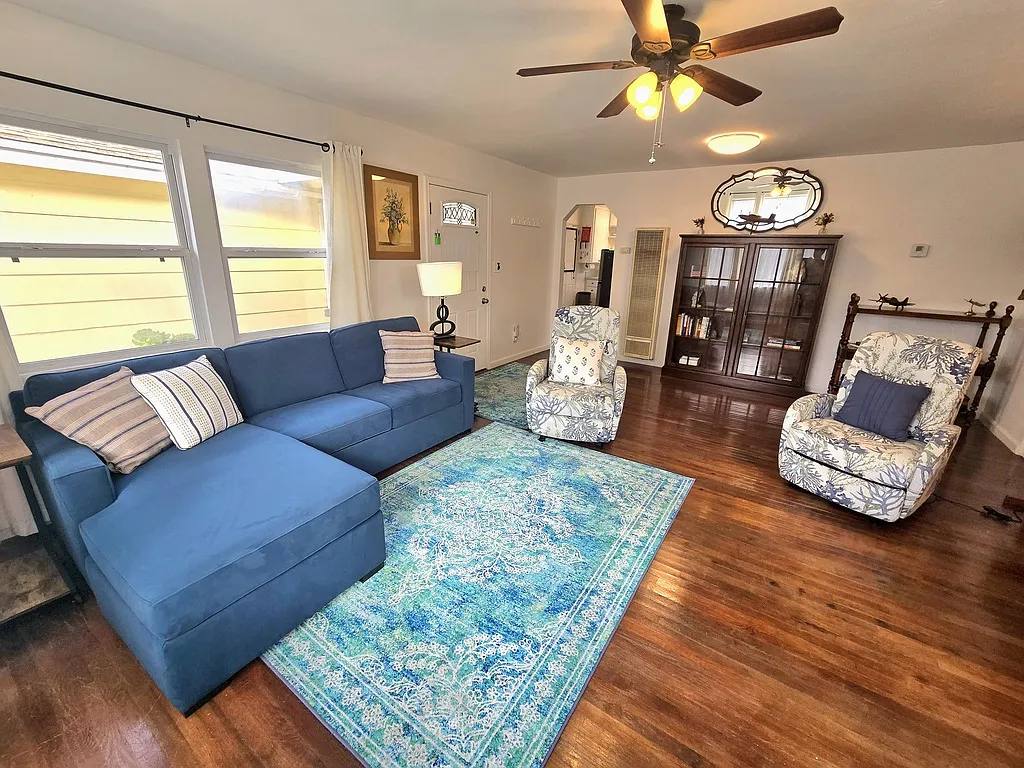 2 bed, 1.0 bath, $5,425 — Photo 3