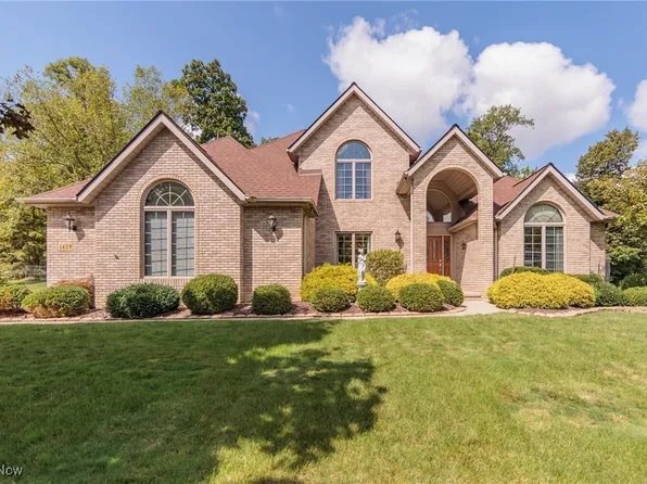 8479 Hunting Dr, North Royalton, OH 44133