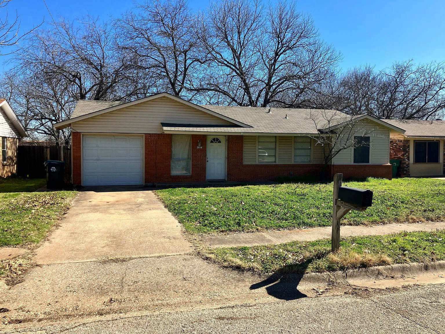3 bed, 1.5 bath, 1059 sqft, $1,700 — Photo 2