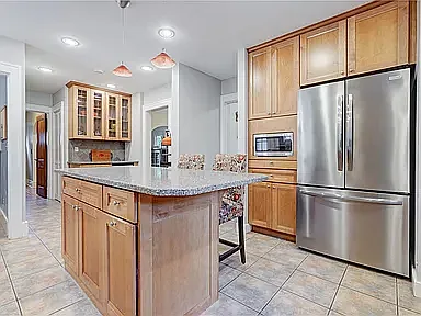 4 bed, 2300 sqft, $6,000 — Photo 2
