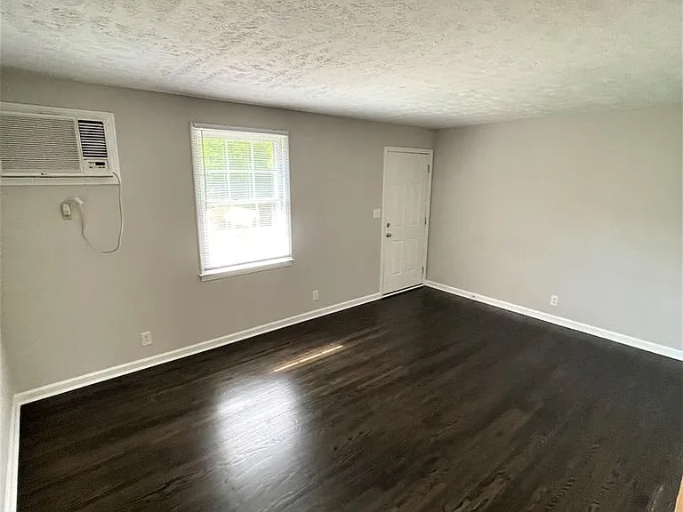 Martha Ln - 408 — Photo 3