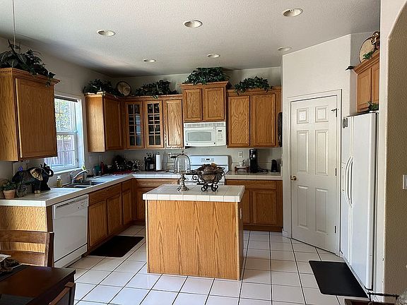 2nd image of 10664 Siskiyou Ln