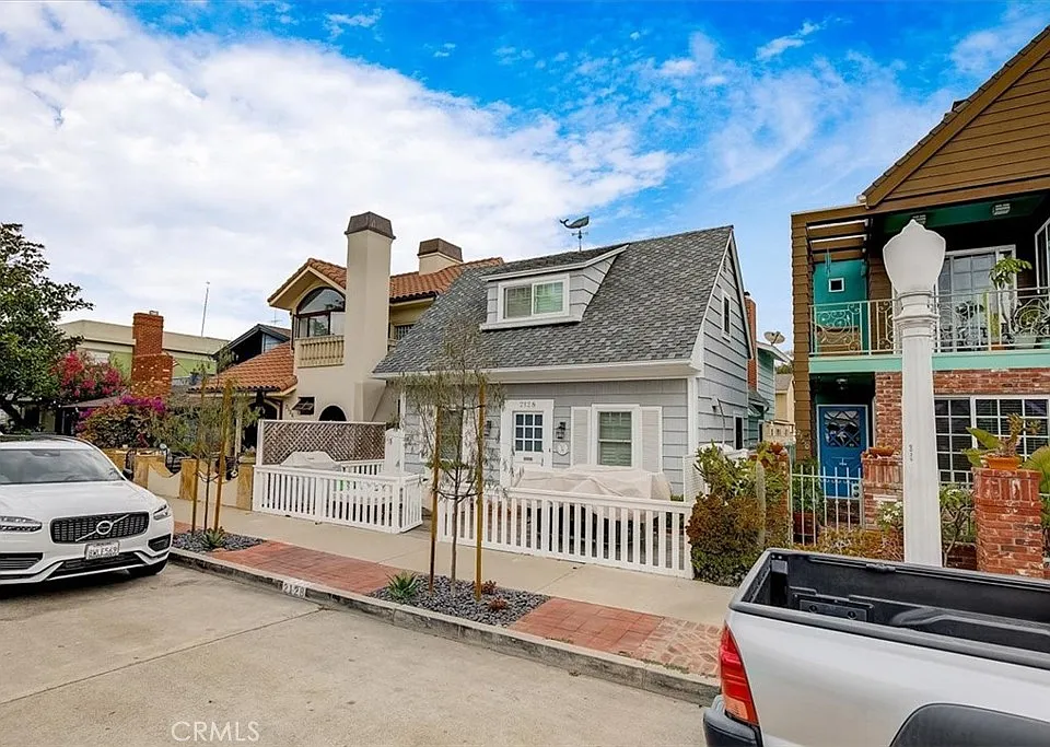 2128 Miramar Dr