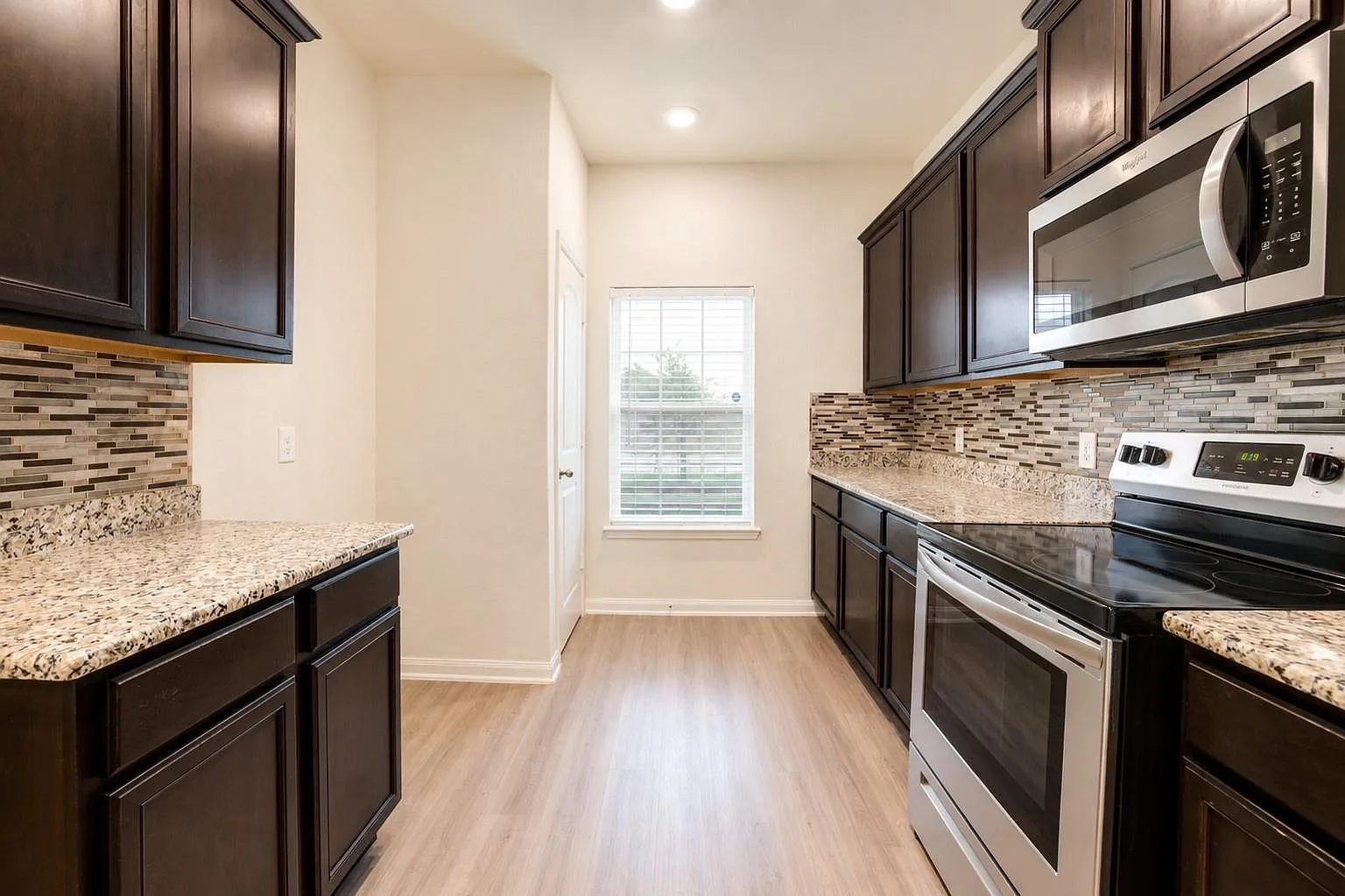 5 bed, 2.5 bath, 2586 sqft, $2,550 — Photo 4
