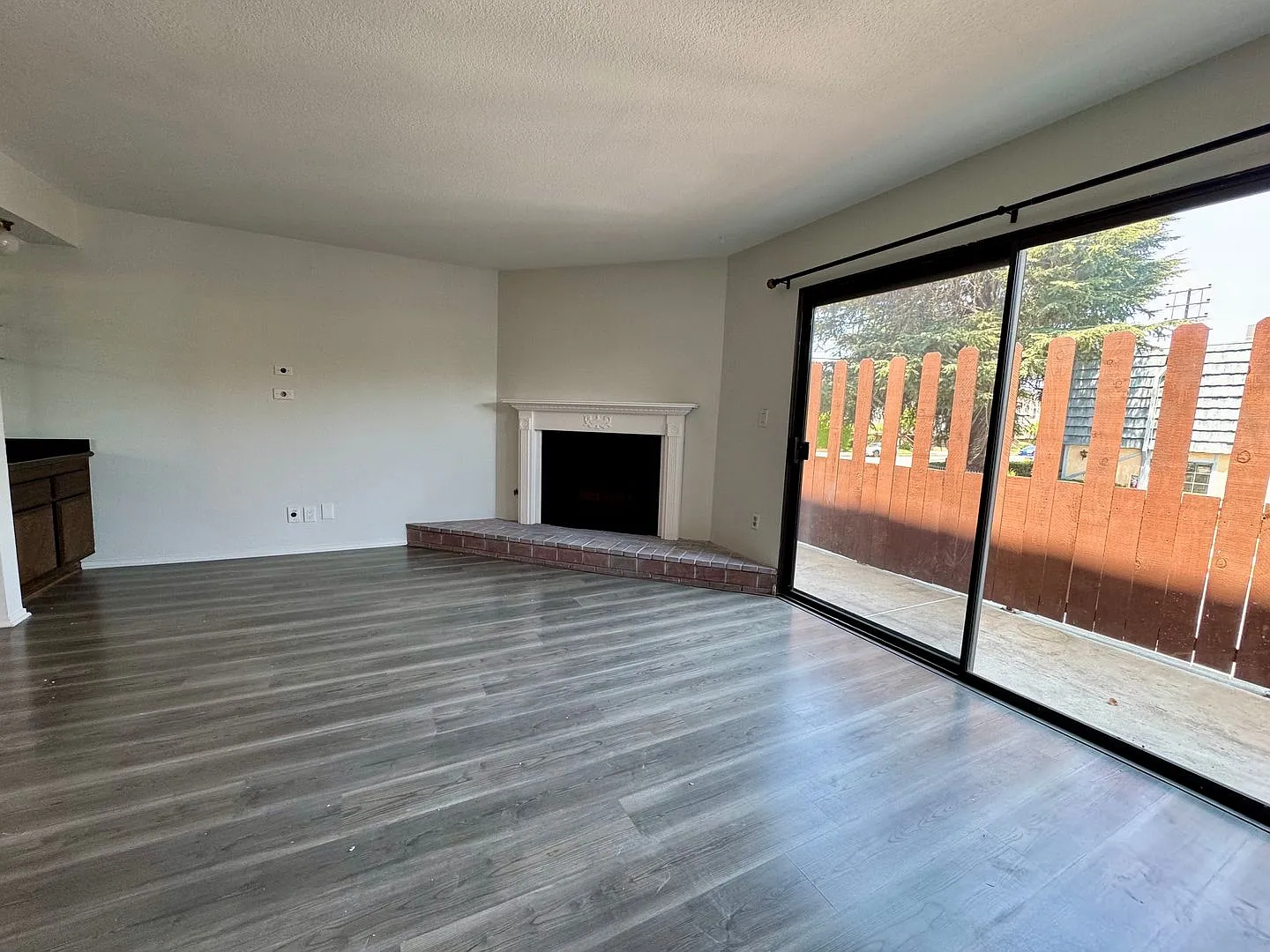 Light and Bright Townhouse-style condo in Prime Sherman Oaks — Photo 3