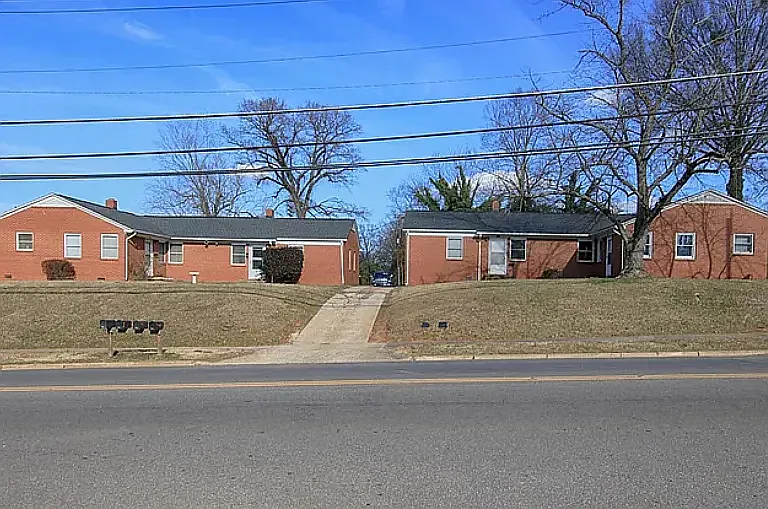 3 bed, 900 sqft, $1,250 — Photo 1