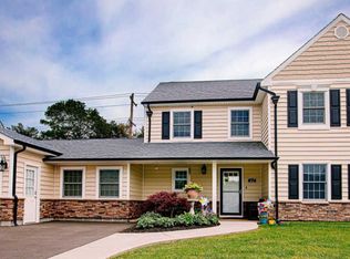 22 Hamlet Rd, Levittown, PA 19056