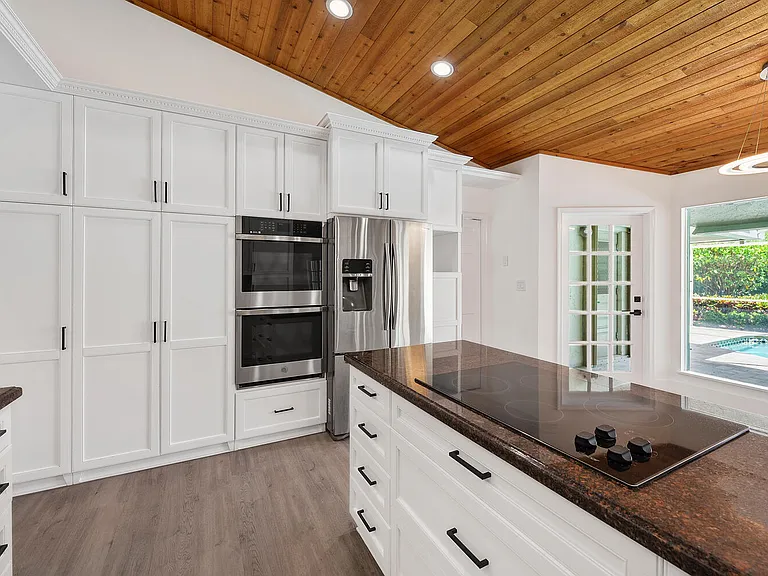 3185 Saint James Dr — Photo 13